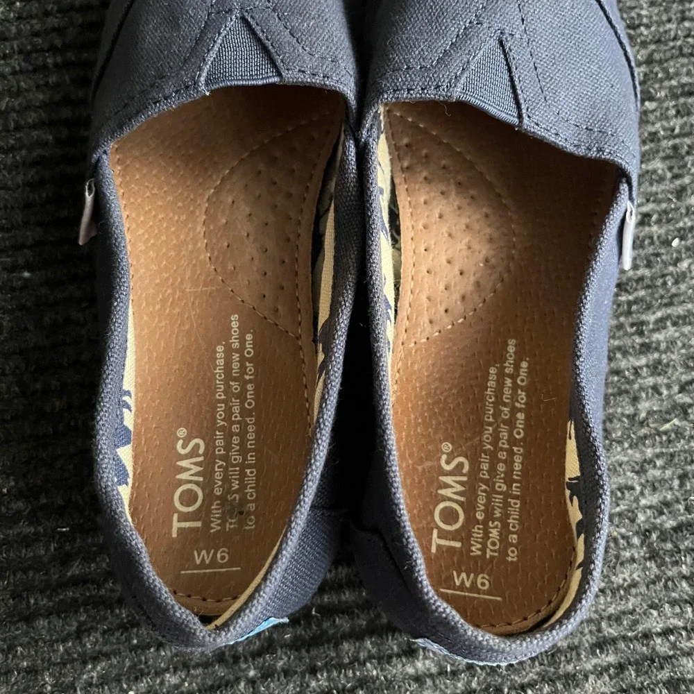 TOMS Alpargata Slip On Shoes Womens 6 Navy Blue Canvas Animal Print Lining Flat